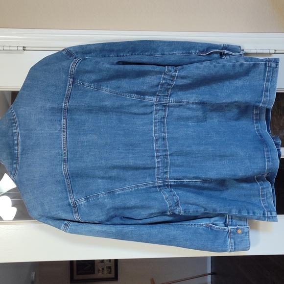 Chico's Classic 4-pocket Lightweight Denim Jean Jacket, Size 2 (Large) - Picture 4 of 9